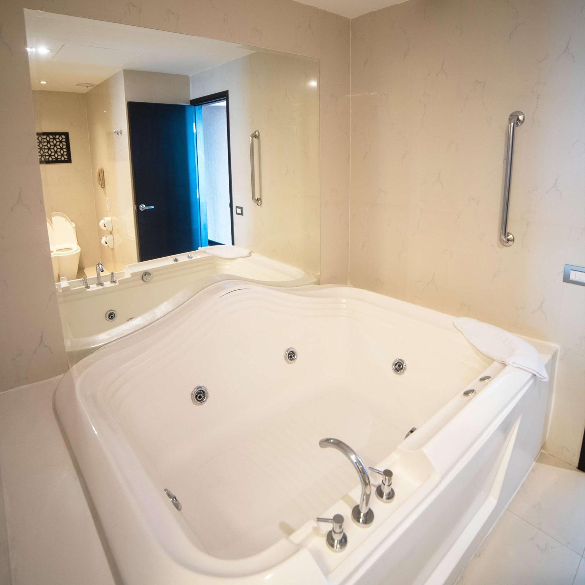 Doubletree By Hilton Trujillo Hotel Encalada ภายนอก รูปภาพ