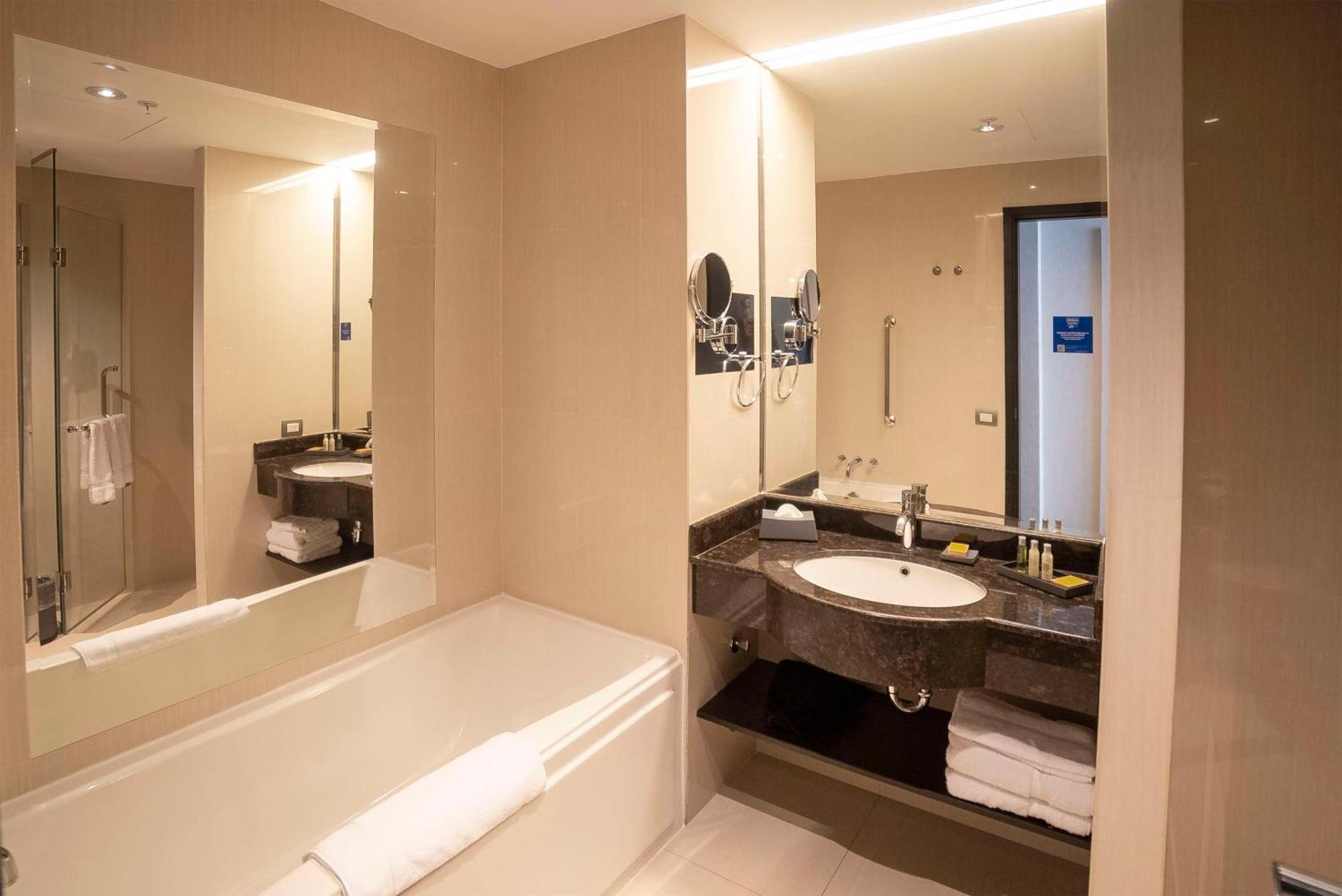 Doubletree By Hilton Trujillo Hotel Encalada ภายนอก รูปภาพ
